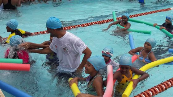 Cours de natation : les écoliers se jettent à l’eau