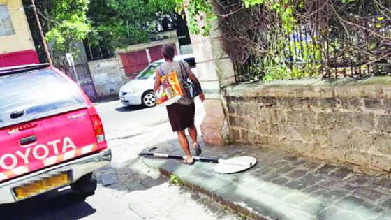 À Port-Louis : un panneau rouillé s’effondre