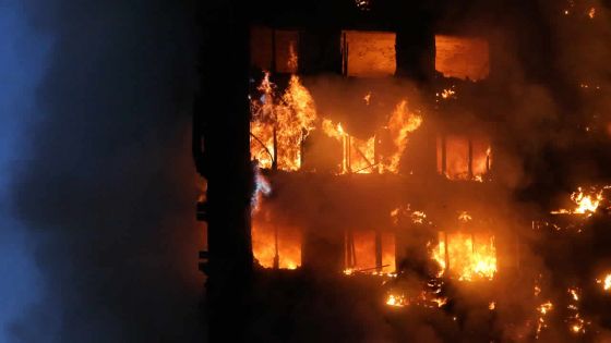 Plusieurs morts dans le gigantesque incendie d'un HLM à Londres