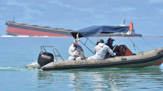 Wakashio : des résidus de fioul s'échappent du vraquier 