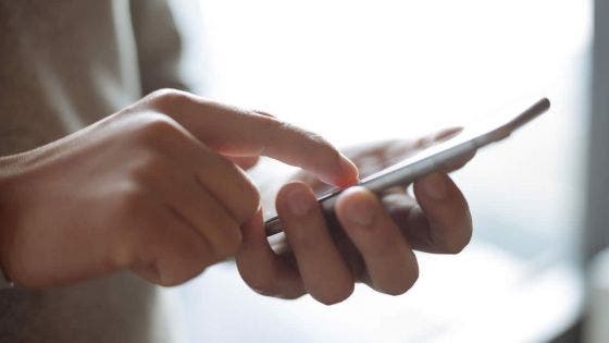 Des escrocs soutirent de l’argent à un policier et à une étudiante
