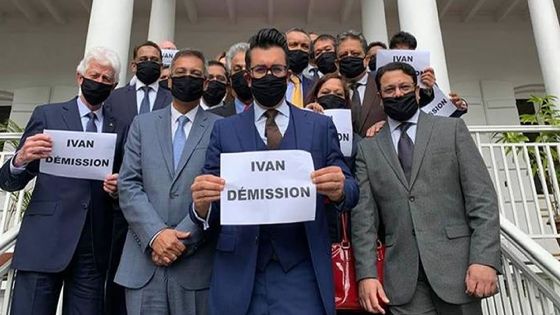 L'Opposition PTr, MMM et PMSD avec leur pancartes réclament la démission d'Ivan Collendavelloo à l’extérieur du Parlement 