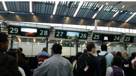 Aéroport : longue attente aux comptoirs de l’immigration lundi après-midi