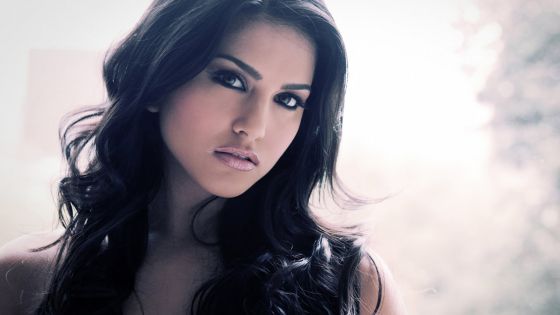 Sunny Leone vole en aide à son employé malade