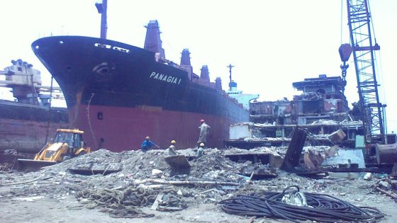 Zoom sur ce cimetière des navires en Inde : une partie du Wakashio sera remorquée au port d'Alang