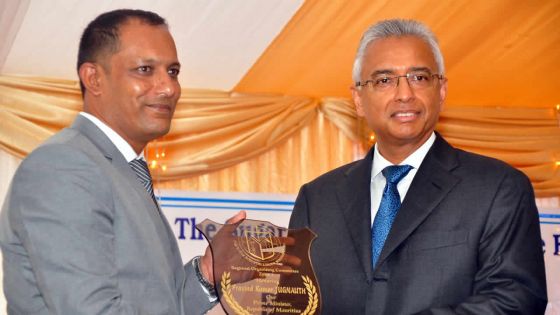 Au centre communautaire de Circonstance : Nazir Junggee remet un Shield à Pravind Jugnauth