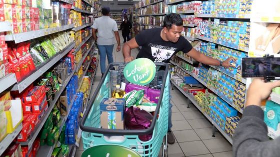 Rempli to caddie : Rs 6 093,65 de produits remis à Akash Juggurnauth