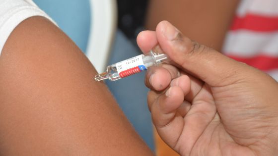 Une fillette atteinte de la grippe H1N1 : sa santé s’améliore légèrement, selon son père