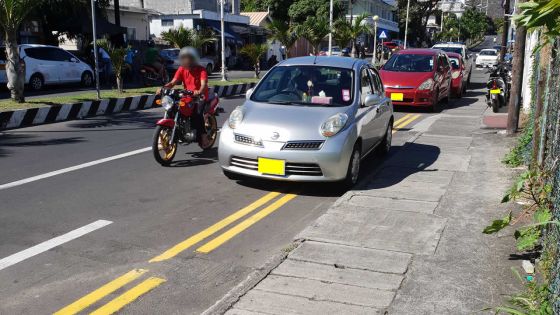 Parking sauvage : une double ligne jaune snobée par… des policiers