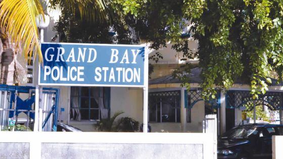 Il s’enfuit d’un centre de quarantaine pour dormir dans un bureau de poste