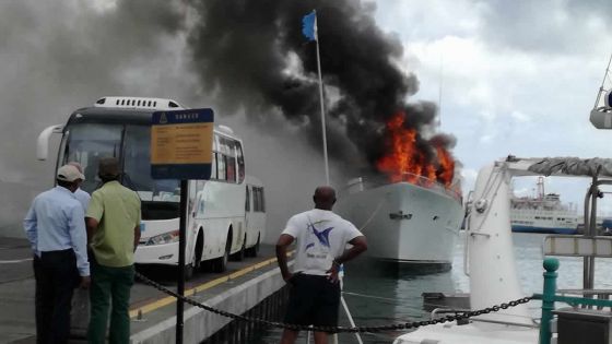 Au Caudan : un homme pris au piège dans le bateau en flammes