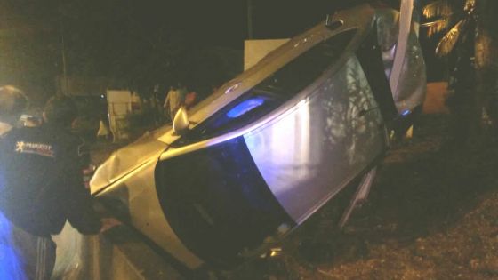 Accident spectaculaire à Pailles : une voiture termine sa course dans un caniveau
