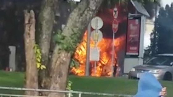 À Saint-Pierre : une voiture prend feu sur le parking d’un centre commercial