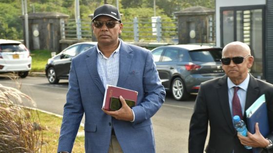 [En images] Affaire « Reward Money » : arrivée du SP Ashik Jagai à la FCC pour son interrogatoire «under warning»
