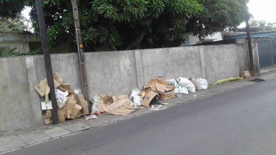 Route Hugnin, Rose-Hill : ils déposent leurs déchets sur le trottoir du voisin