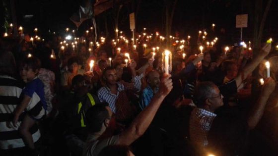 Candlelight au jardin de la Compagnie : de nombreuses personnes expriment leur soutien aux grévistes de la faim 