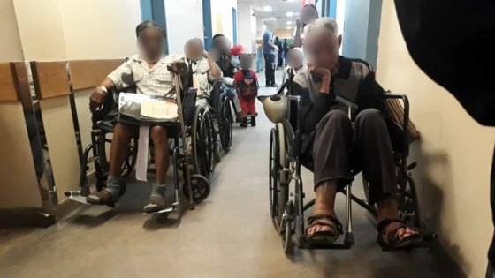 File d’attente des patients à l’hôpital Jeetoo