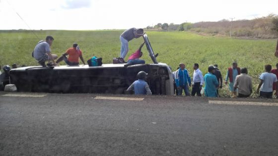 Grand-Baie : un van transportant des touristes finit dans un champ de canne