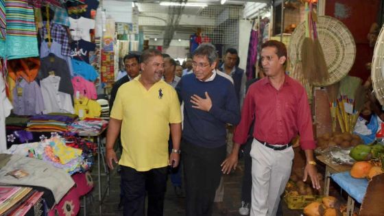 Visite de Xavier-Luc Duval au Marché central de Port-Louis