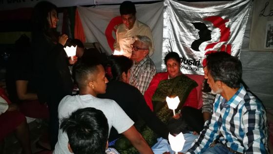 School Cleaners : une ‘candlelight’ au Jardin de la Compagnie en soutien aux grévistes de la faim