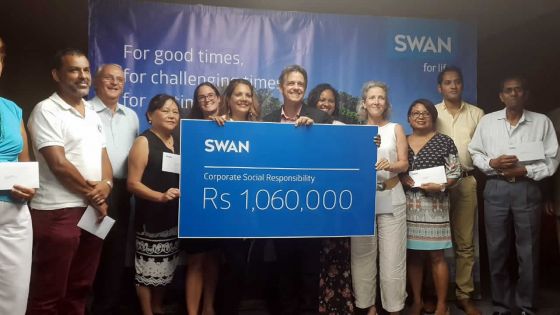 Journée internationale des droits de l’enfant : le groupe Swan remet Rs 1 060 000 à 11 ONGs