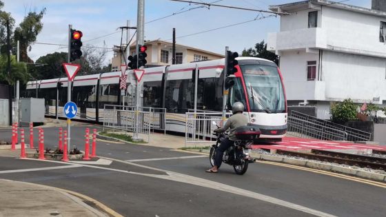 Conduite dangereuse : un taxi coupe la route au tram, l’accident évité de justesse 