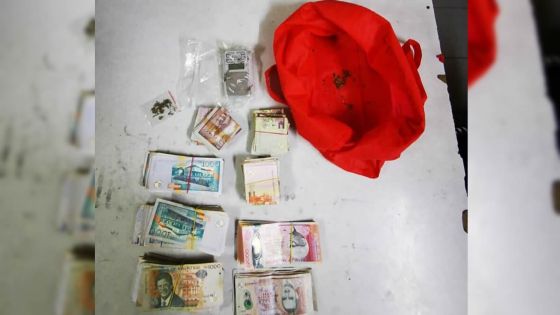 À Northern Boundary, Quatre-Bornes : Rs 305 000 en cash et du cannabis saisis