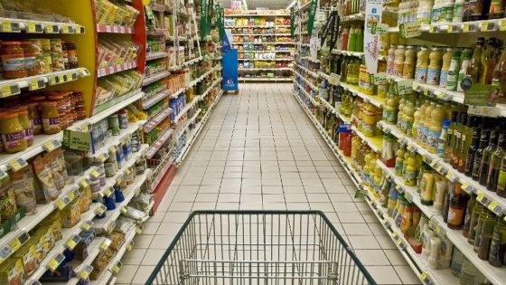 Deux consommateurs réclament des comptes à un supermarché