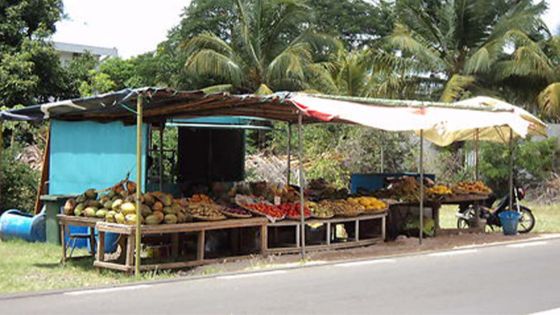 Vente de fruits et légumes : la RDA menace d’enlever les étals illégaux en bordure de route 