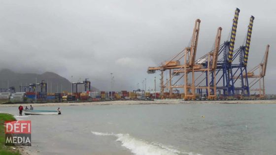 Les effets Fakir : deux porte-conteneurs bloqués dans le port
