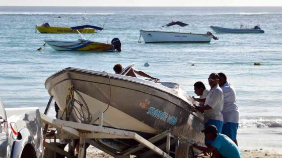À Trou-aux-Biches : un bateau chavire avec cinq occupants, dont une fille de 3 ans