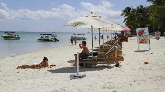 Un bateau chavire à Trou-aux-Biches : quatre touristes danois et le skipper transportés à l'hôpital