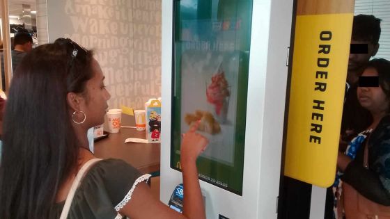 Restauration : McDonald’s passe à la borne automatique