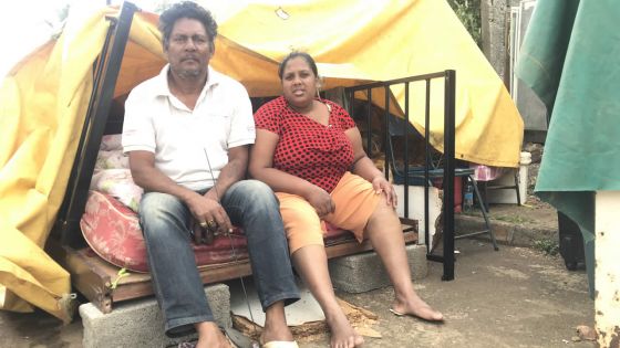 À Bambous : Expulsé, un couple dort sous une tente de fortune 