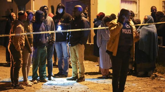 Décès de masse dans un bar d'Afrique du Sud: la police à la recherche d'indices en attendant les autopsies