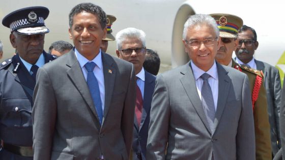 À l’aéroport : accueil chaleureux pour le président seychellois