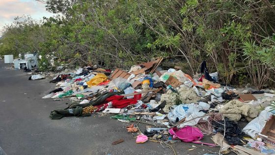 À Ébène : des déchets domestiques en pleine rue créent le buzz sur les réseaux sociaux