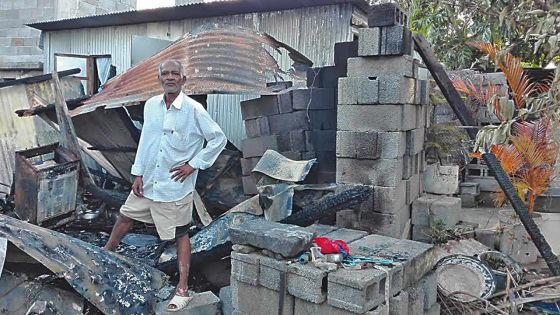 Un violent incendie à Rivière-du-Rempart - Dewanlall, 66 ans : « Mon épouse et moi avons failli mourir »