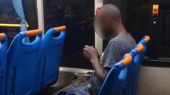 Dans un autobus : il urine dans une cannette de bière et la jette par la fenêtre 