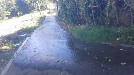 À Pailles : l’eau s’écoule sur la route