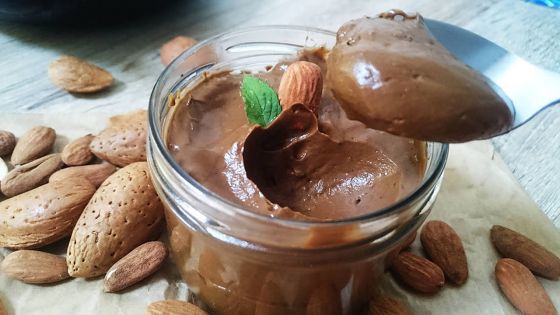 Crème dessert au chocolat et amandes : pour quatre personnes