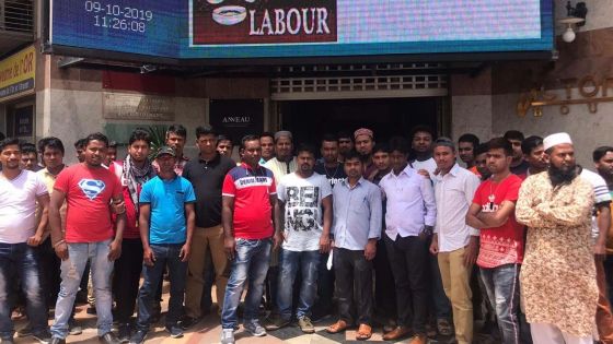 Port-Louis : des travailleurs bangladais rassemblés devant les locaux du ministère du Travail