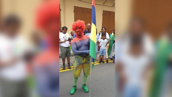 Célébrations des JIOI : un supporter peint aux couleurs de l’île Maurice de la tête au pied !