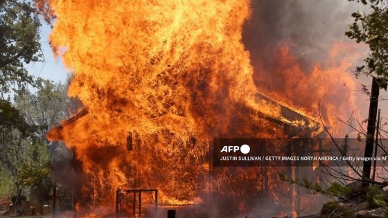 Un violent incendie continue de s'étendre en Californie, des milliers d'évacués