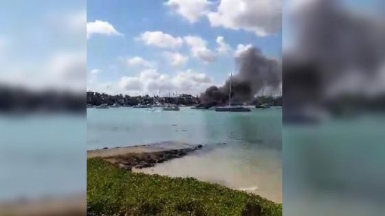 Grand-Baie : un catamaran ravagé par les flammes