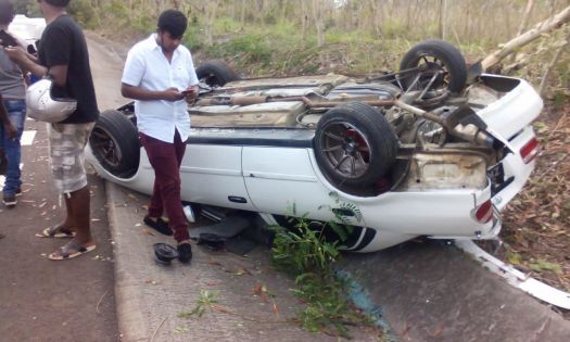 Calebasses : une voiture fait plusieurs tonneaux avant de finir les quatre roues en l'air