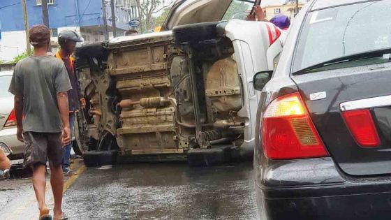 A Terre-Rouge : une voiture se renverse à cause d’un pneu crevé