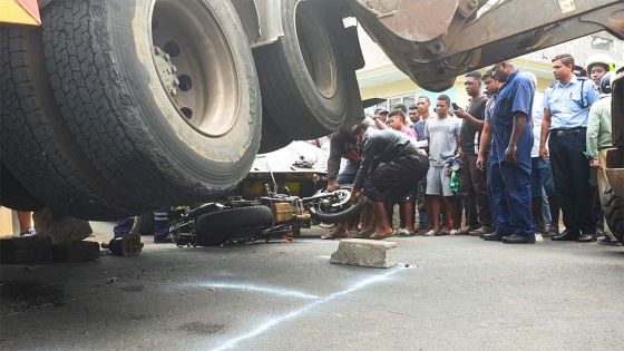 Accident fatal : la longue et difficile opération pour retirer la moto de Ryan Azie coincée sous un camion 