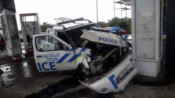 Station d’essence à Wooton : un véhicule de la police dérape et termine sa course contre une des pompes