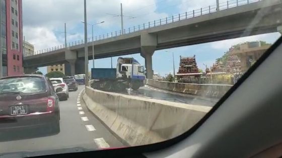 Sur l’autoroute M1 à Port-Louis : la partie avant d’un poids lourd se détache 